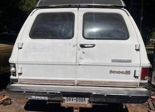 Chevrolet-suburban-1984-white-3