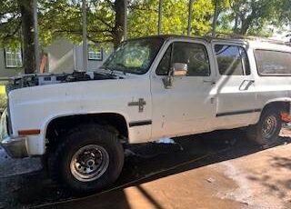 Chevrolet-suburban-1984-white