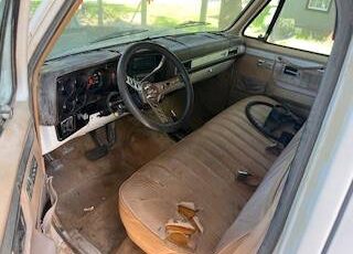 Chevrolet-suburban-1984-white-4