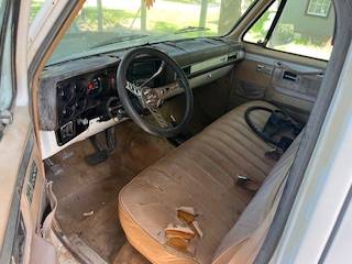 Chevrolet-suburban-1984-white-4