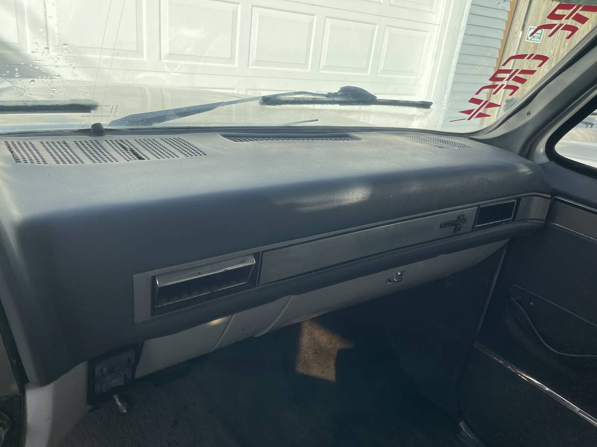Chevrolet-suburban-2500-1987-16