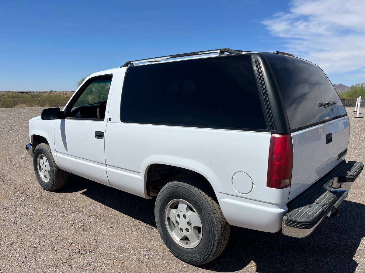 Chevrolet-tahoe-1995-white-1