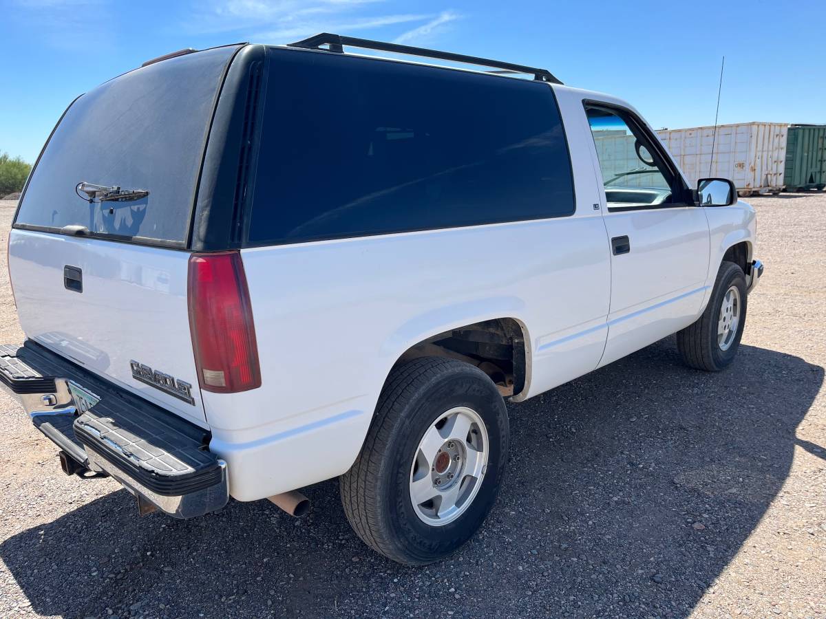 Chevrolet-tahoe-1995-white-2