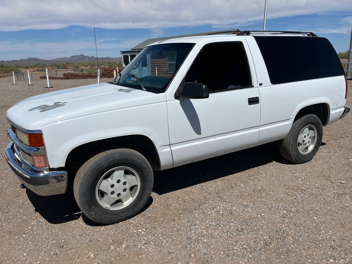 Chevrolet-tahoe-1995-white-3