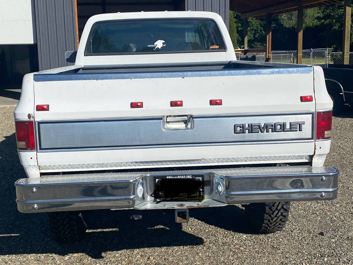 Chevrolet-v3500-1989-white-2