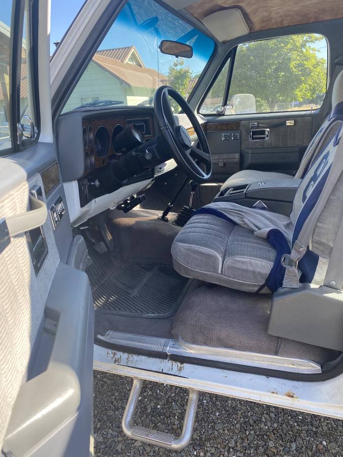 Chevrolet-v3500-1989-white-3