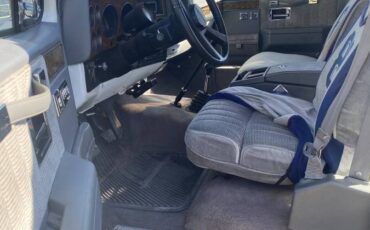 Chevrolet-v3500-1989-white-3