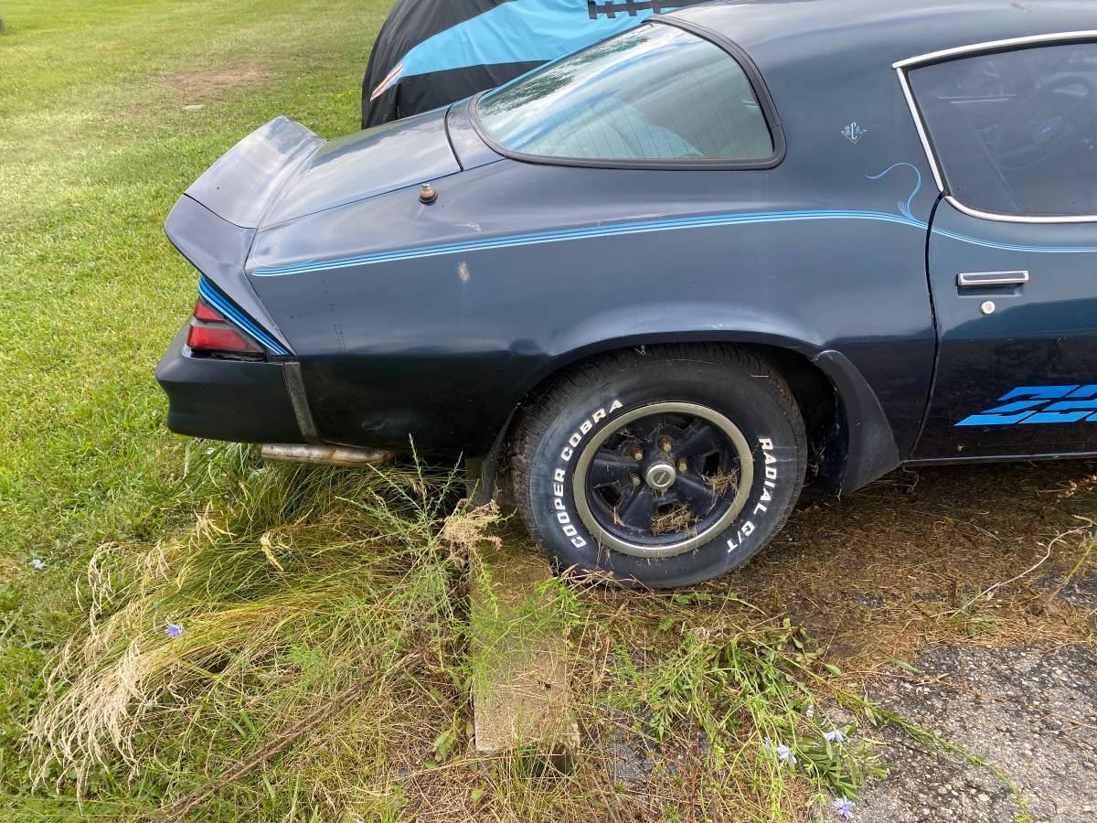 Chevrolet-z28-camaro-1981-blue-1