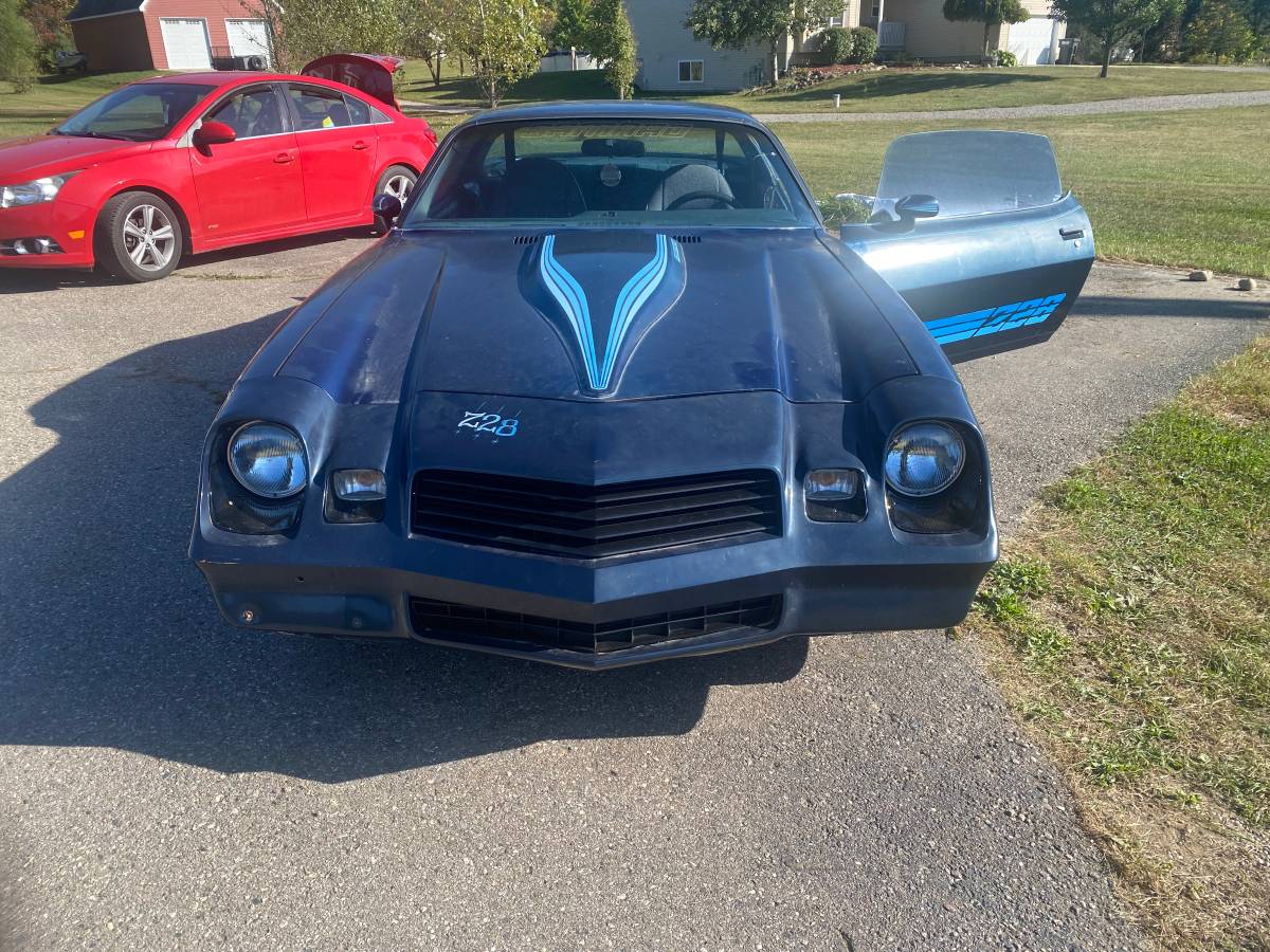 Chevrolet-z28-camaro-1981-blue-16