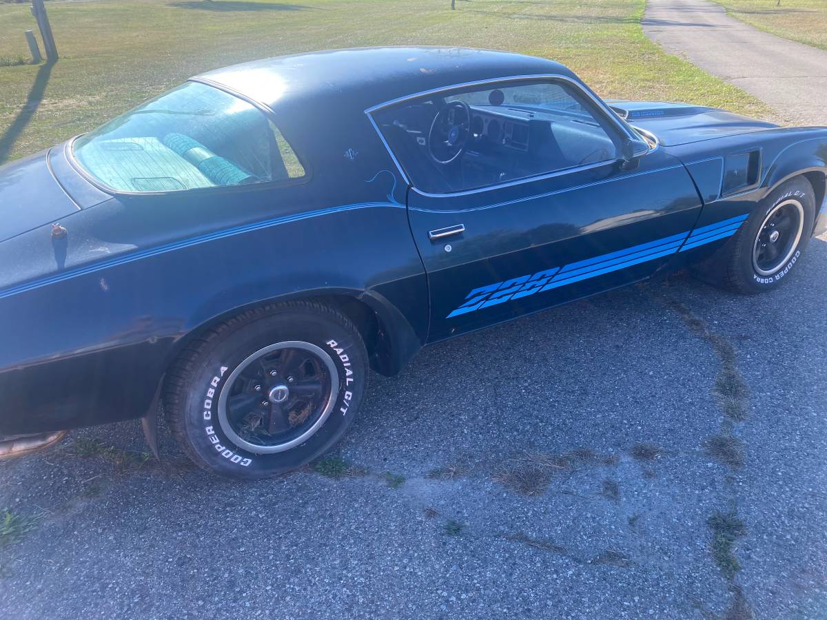 Chevrolet-z28-camaro-1981-blue-17