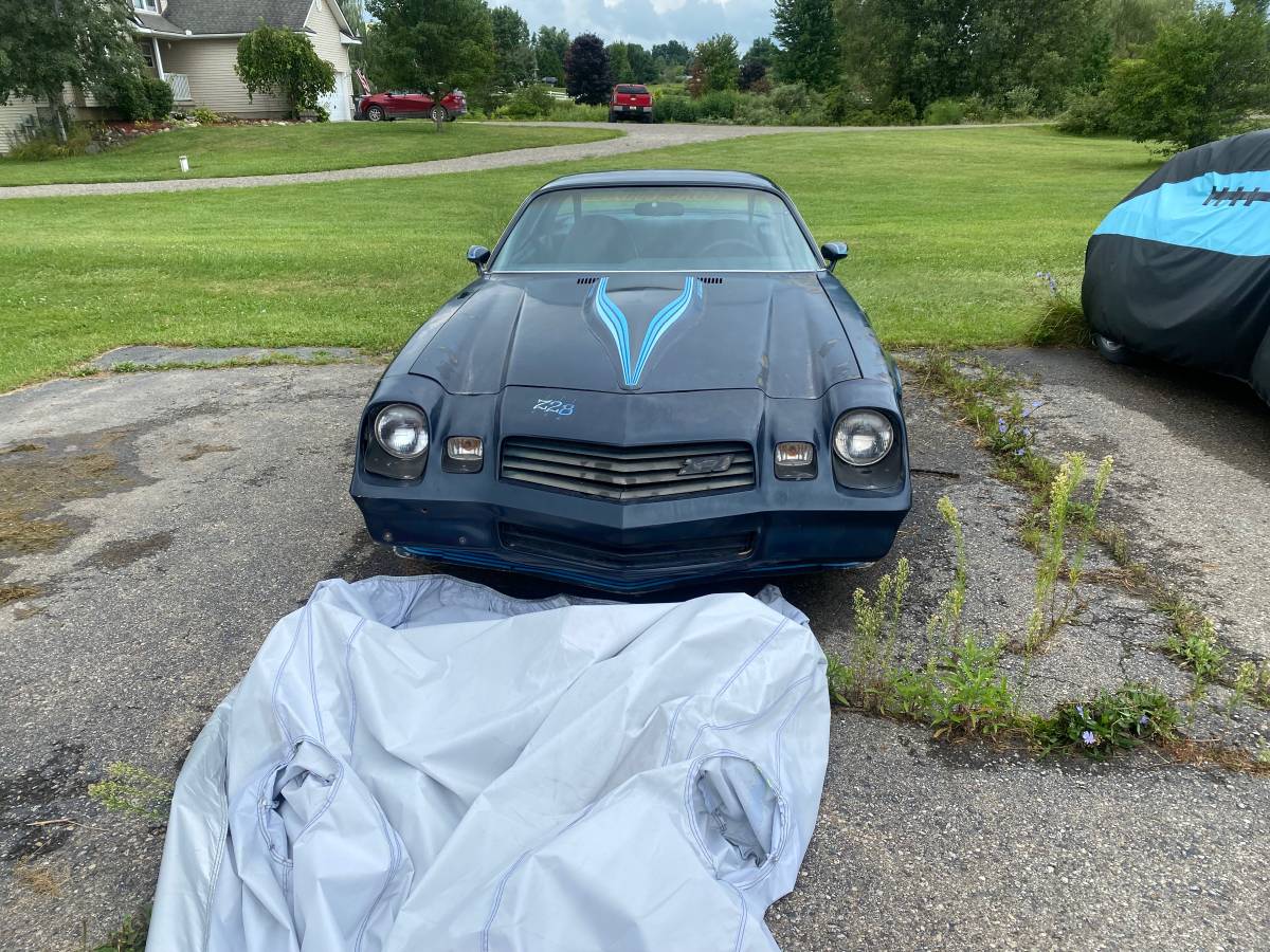 Chevrolet-z28-camaro-1981-blue-19