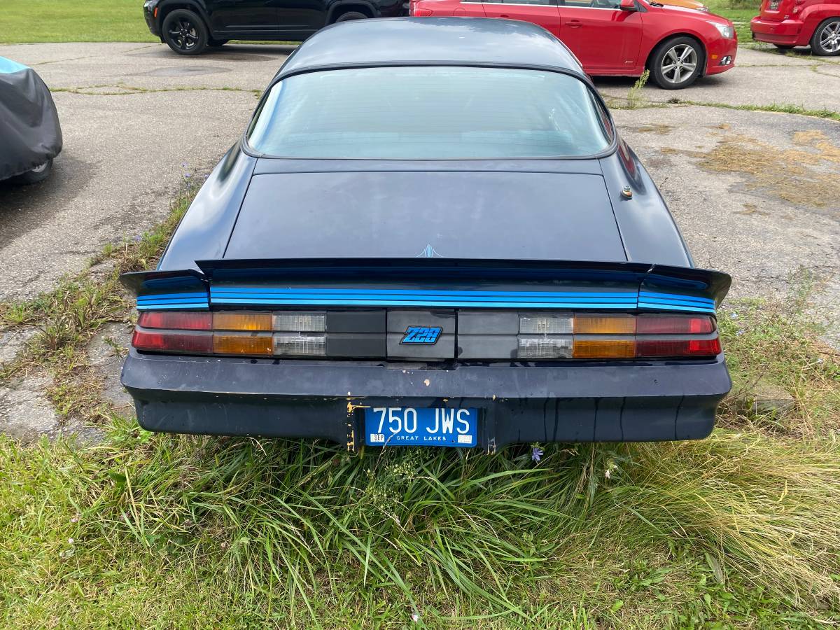 Chevrolet-z28-camaro-1981-blue-2
