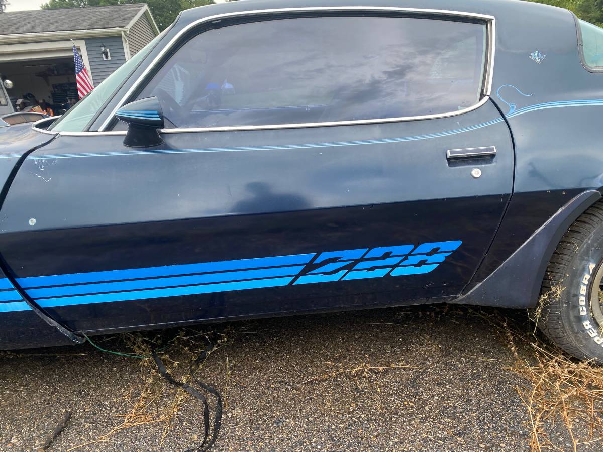 Chevrolet-z28-camaro-1981-blue-5