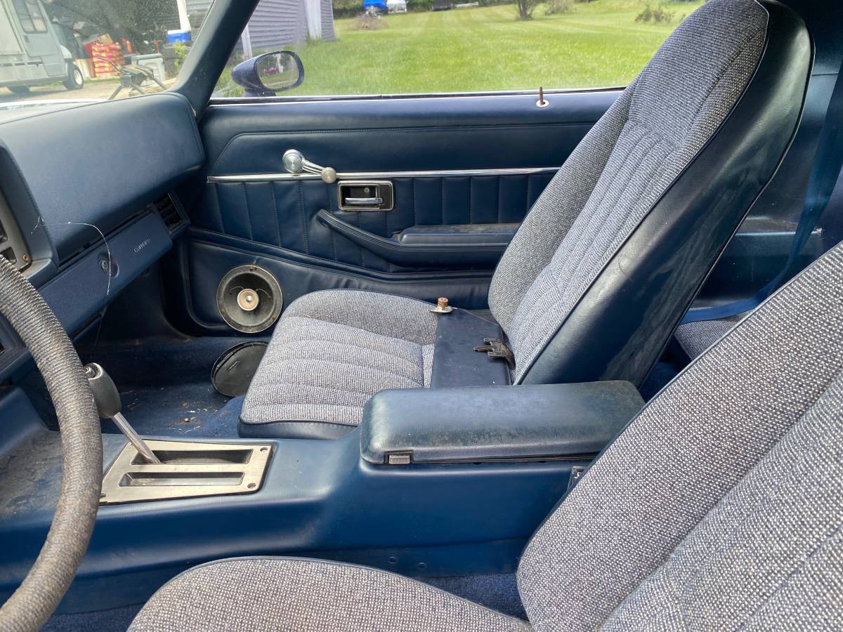 Chevrolet-z28-camaro-1981-blue-9