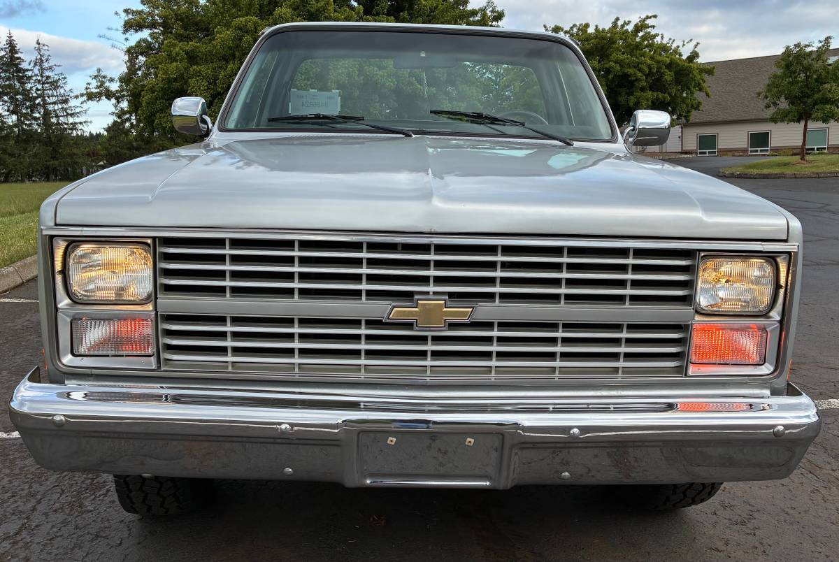 Chevy-c10-truck-1984-silver-1