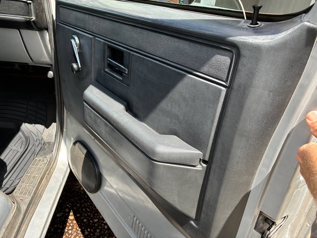 Chevy-c10-truck-1984-silver-10
