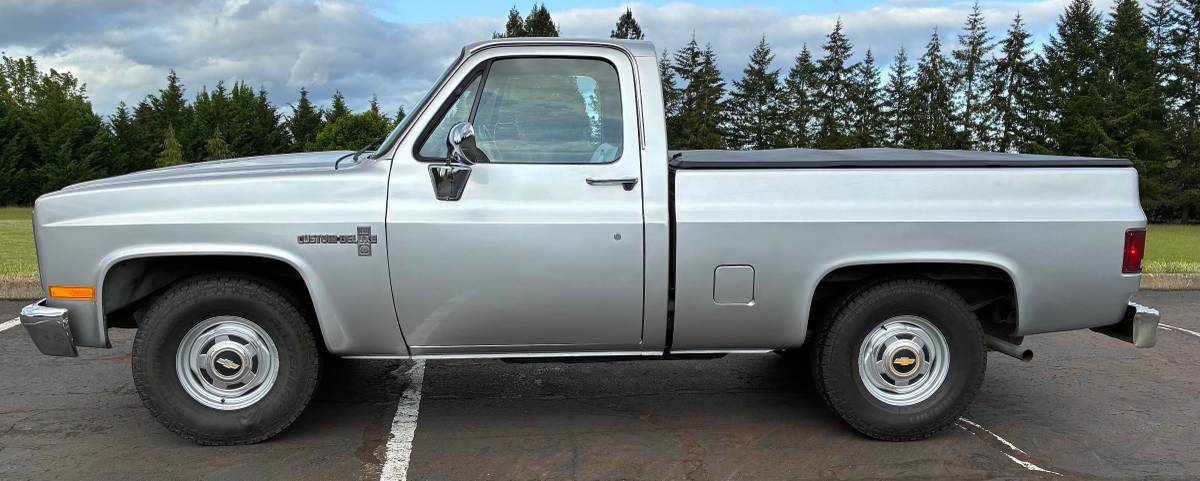 Chevy-c10-truck-1984-silver-12
