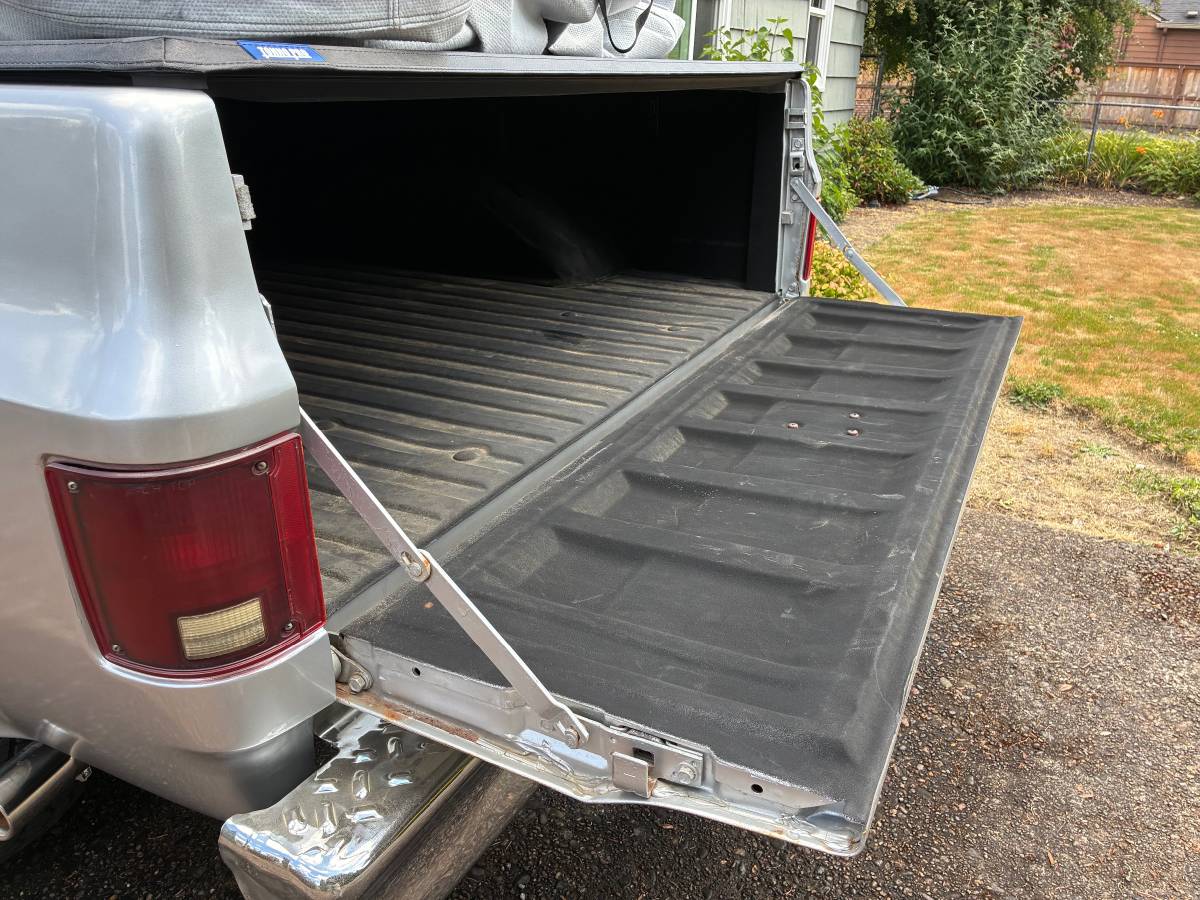 Chevy-c10-truck-1984-silver-18