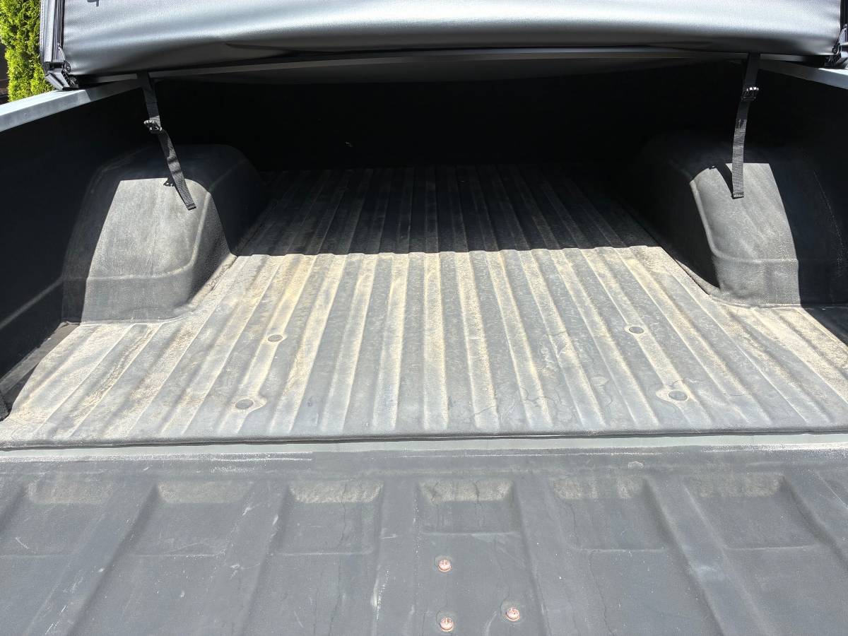 Chevy-c10-truck-1984-silver-19