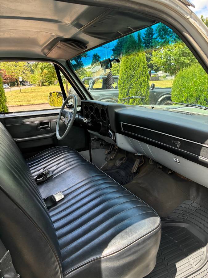 Chevy-c10-truck-1984-silver-8