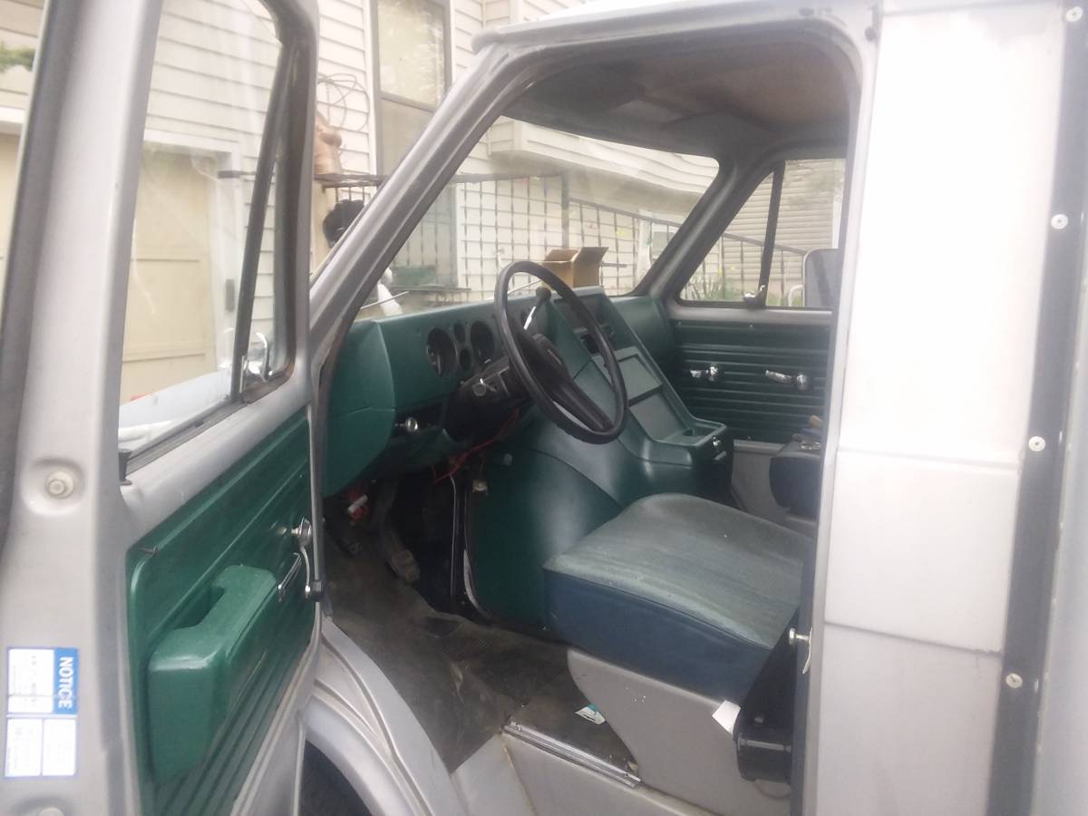 Chevy-g30-1984-grey-2