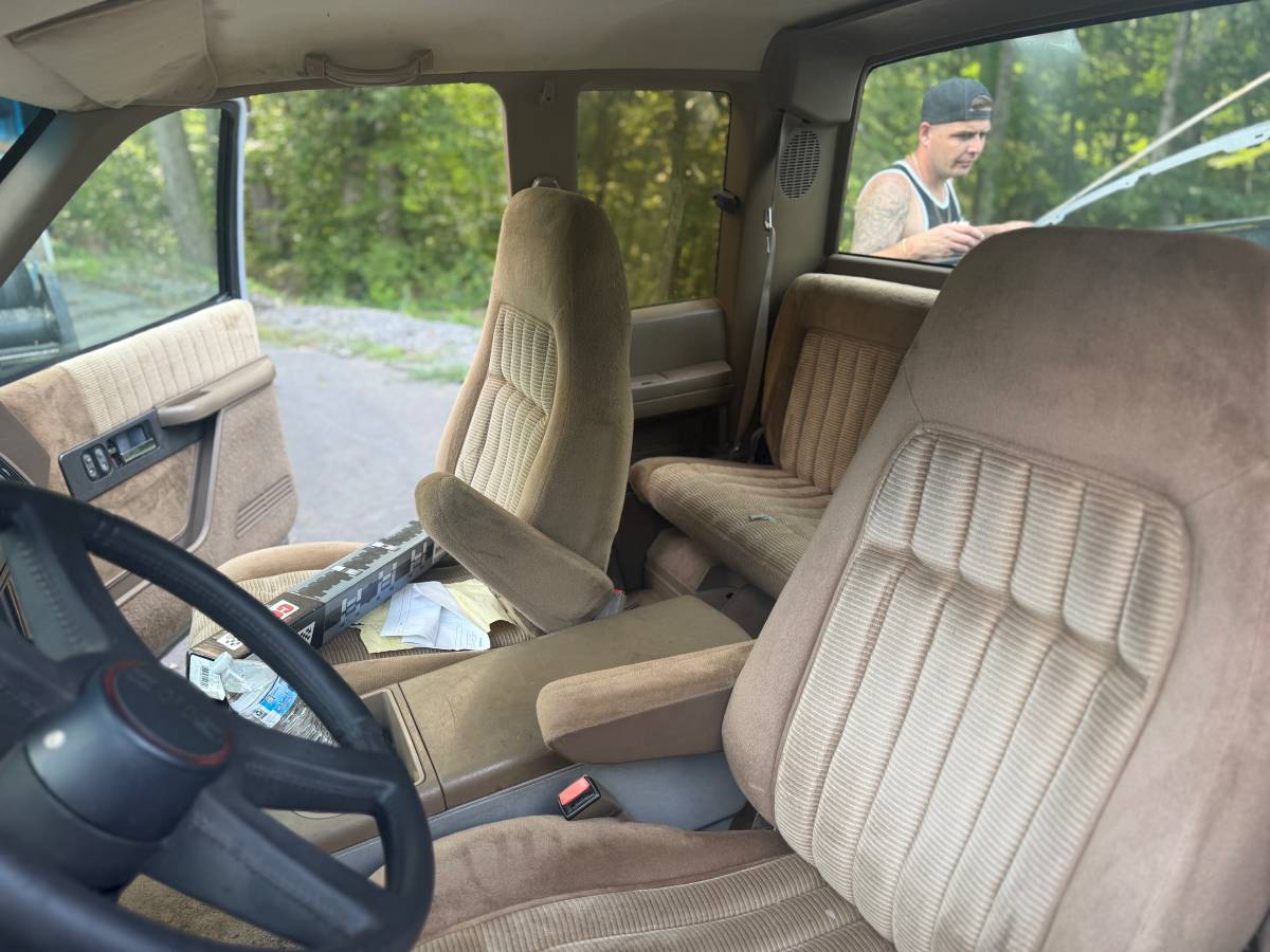 Chevy-gmc-2500-1993-black-11