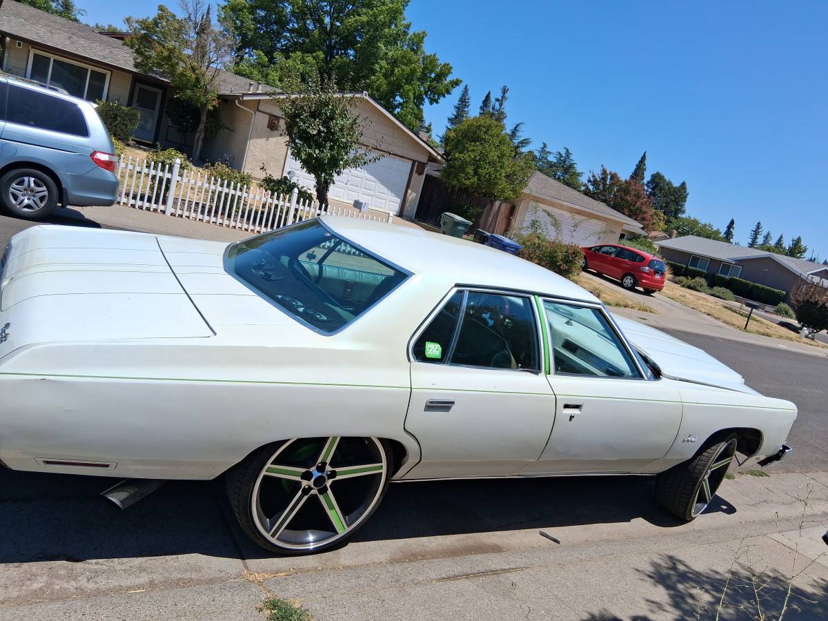 Chevy-impala-1975-custom-1