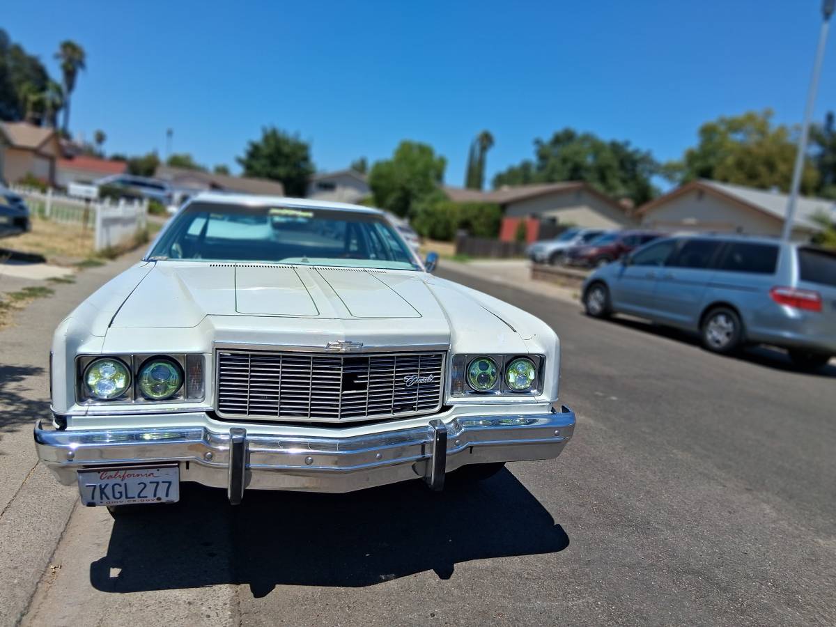 Chevy-impala-1975-custom-2