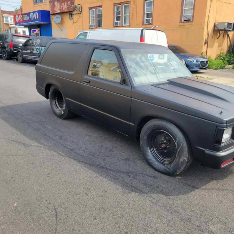 Chevy-s10-1982-black-4