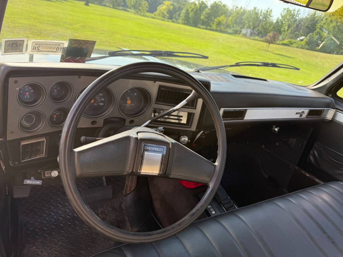 Chevy-silverado-1985-black-10
