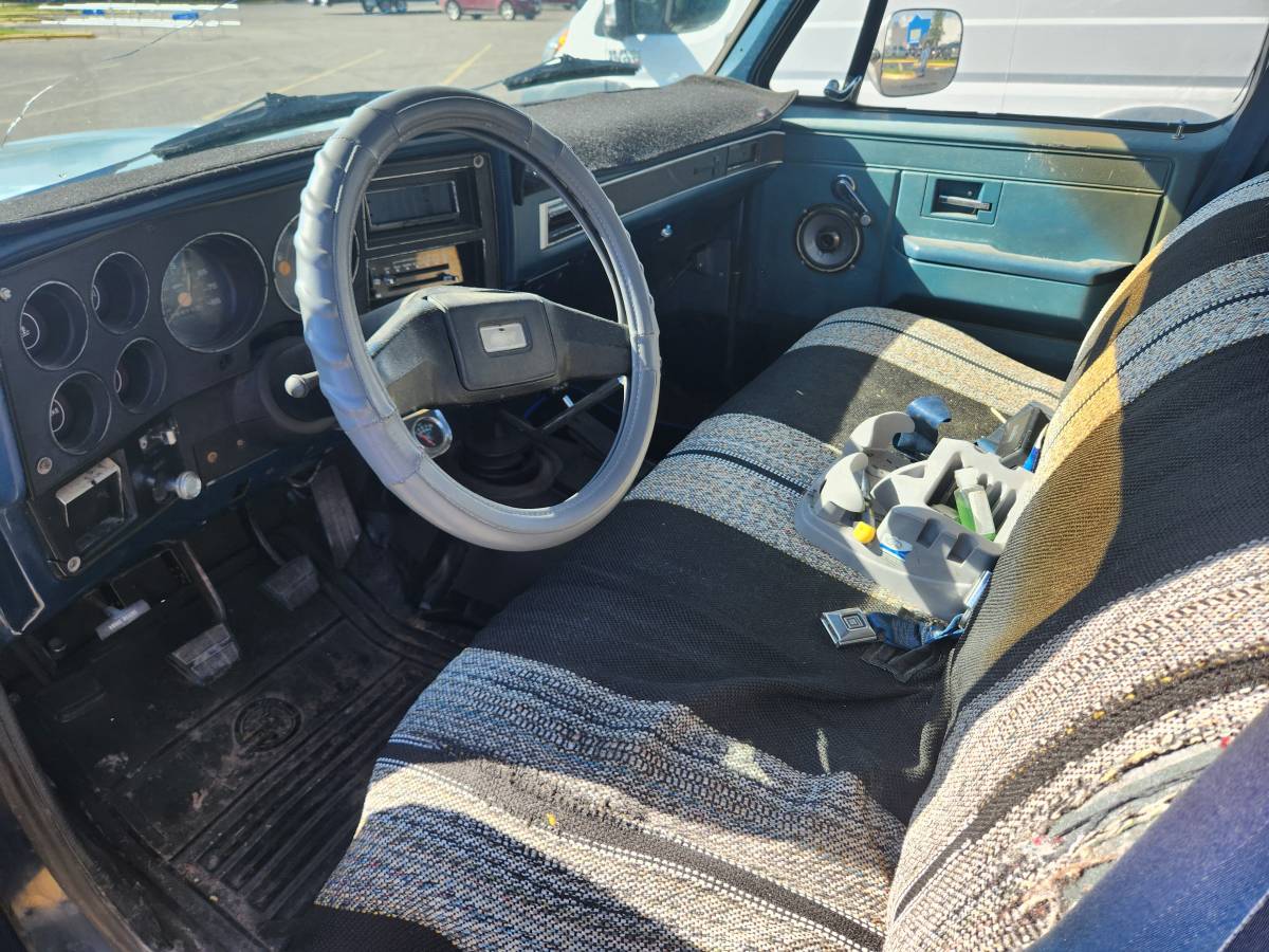 Chevy-suburban-1983-blue-3