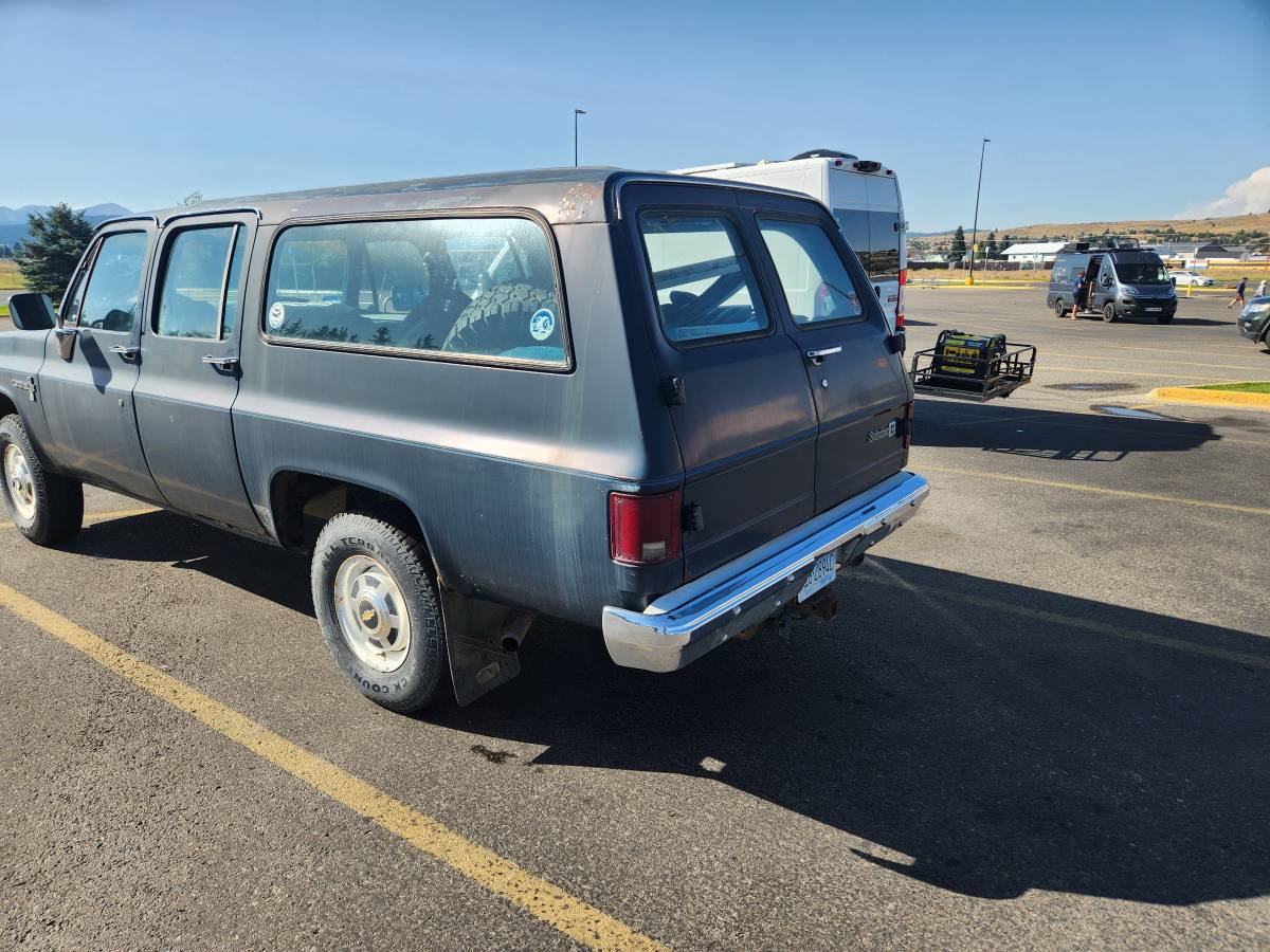 Chevy-suburban-1983-blue-4