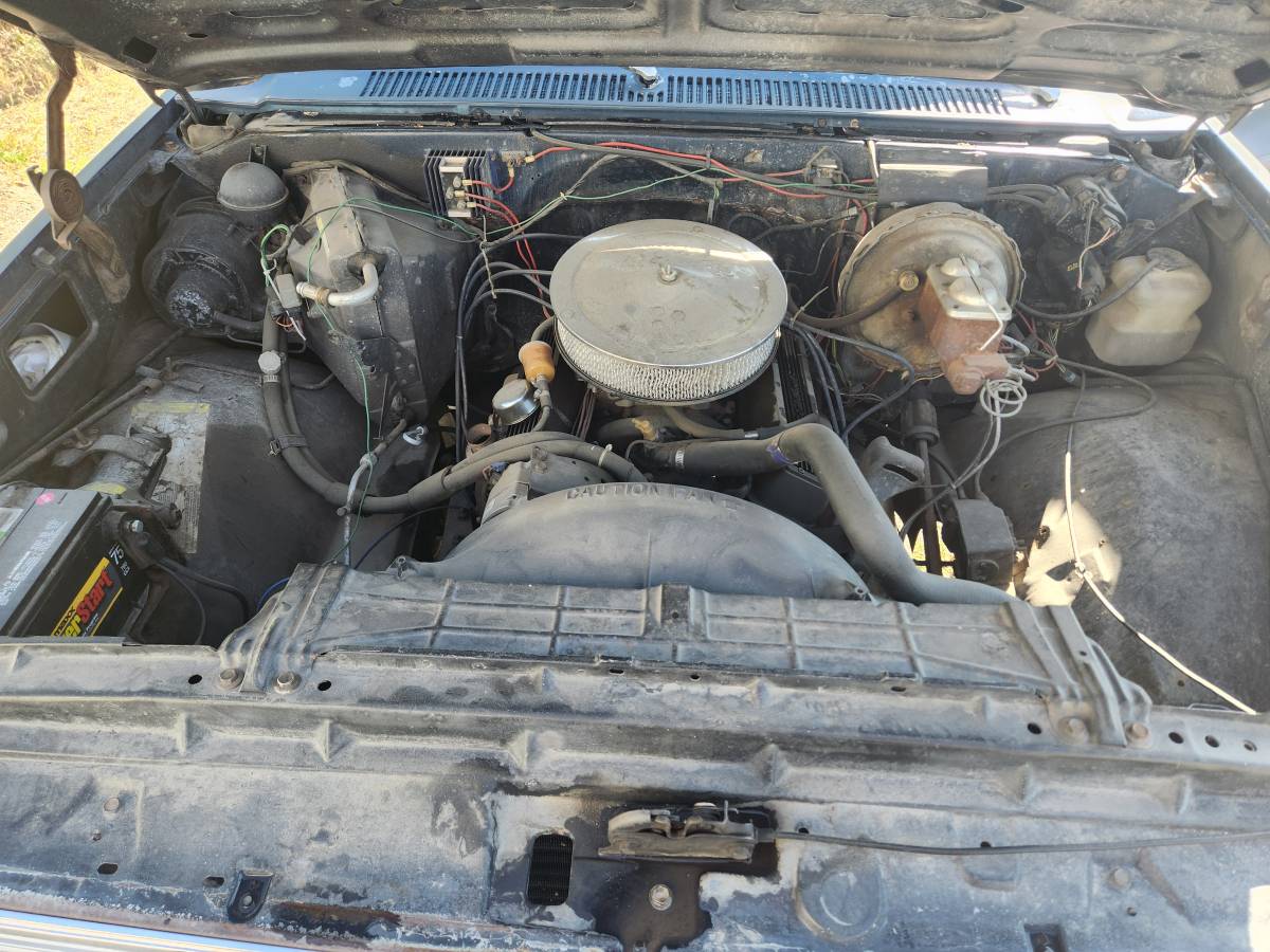 Chevy-suburban-1983-blue-7