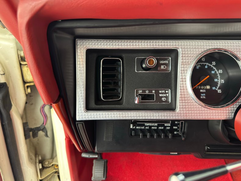 Chrysler-300-1979-Spinnaker-White-Canyon-Red-12