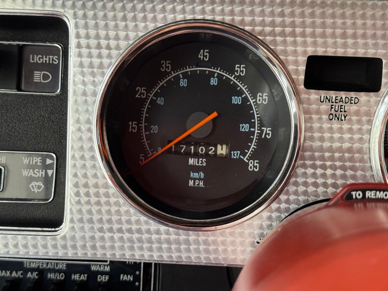 Chrysler-300-1979-Spinnaker-White-Canyon-Red-3