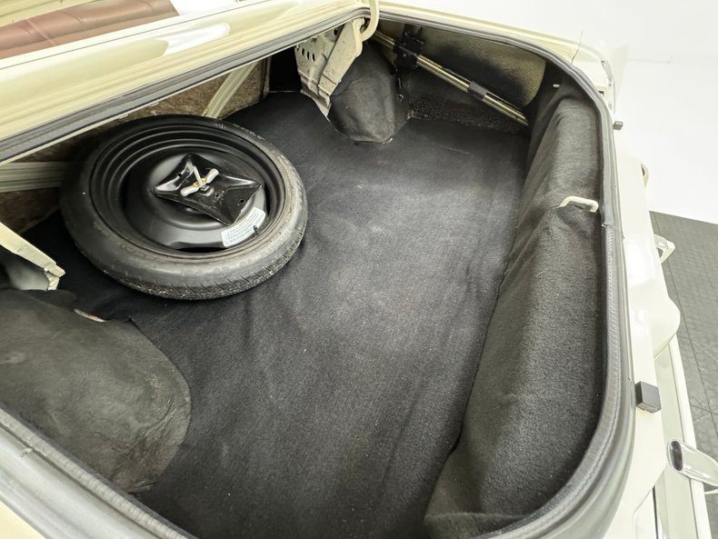 Chrysler-300-1979-Spinnaker-White-Canyon-Red-36
