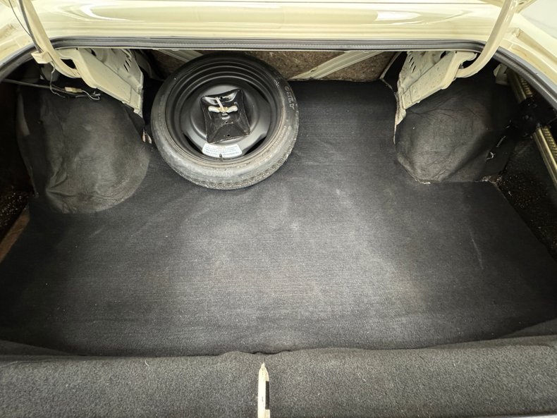 Chrysler-300-1979-Spinnaker-White-Canyon-Red-37