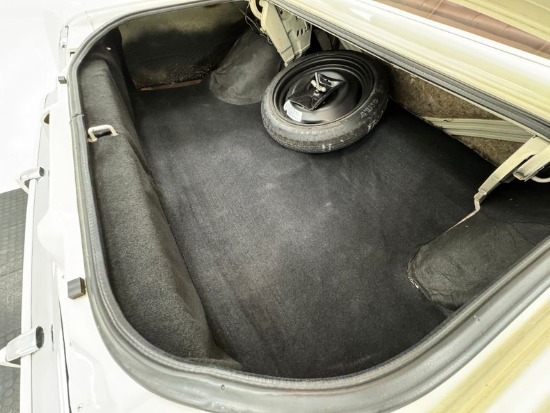Chrysler-300-1979-Spinnaker-White-Canyon-Red-38