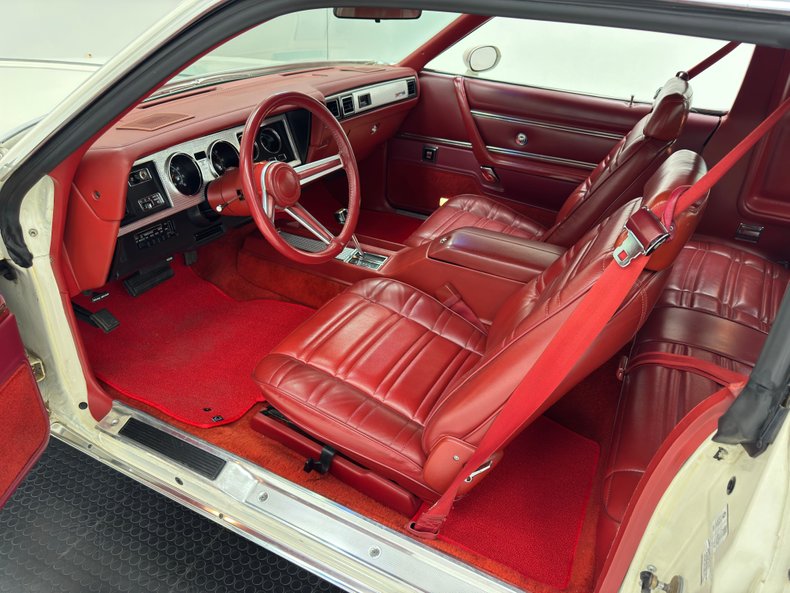 Chrysler-300-1979-Spinnaker-White-Canyon-Red-43
