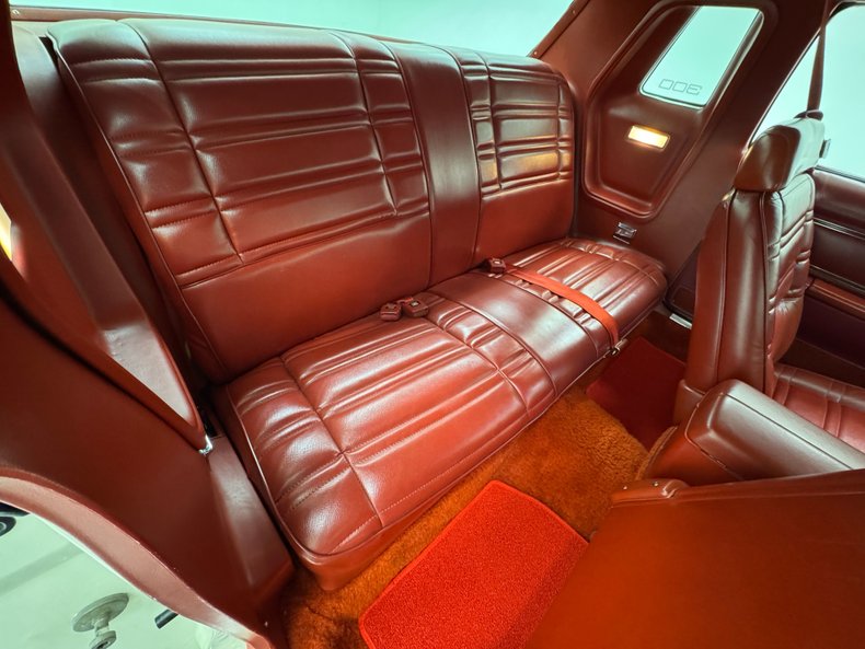 Chrysler-300-1979-Spinnaker-White-Canyon-Red-47