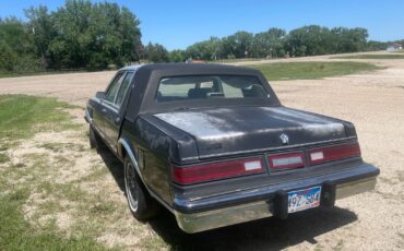 Chrysler-Fifth-Avenue-1986-Sedan-1