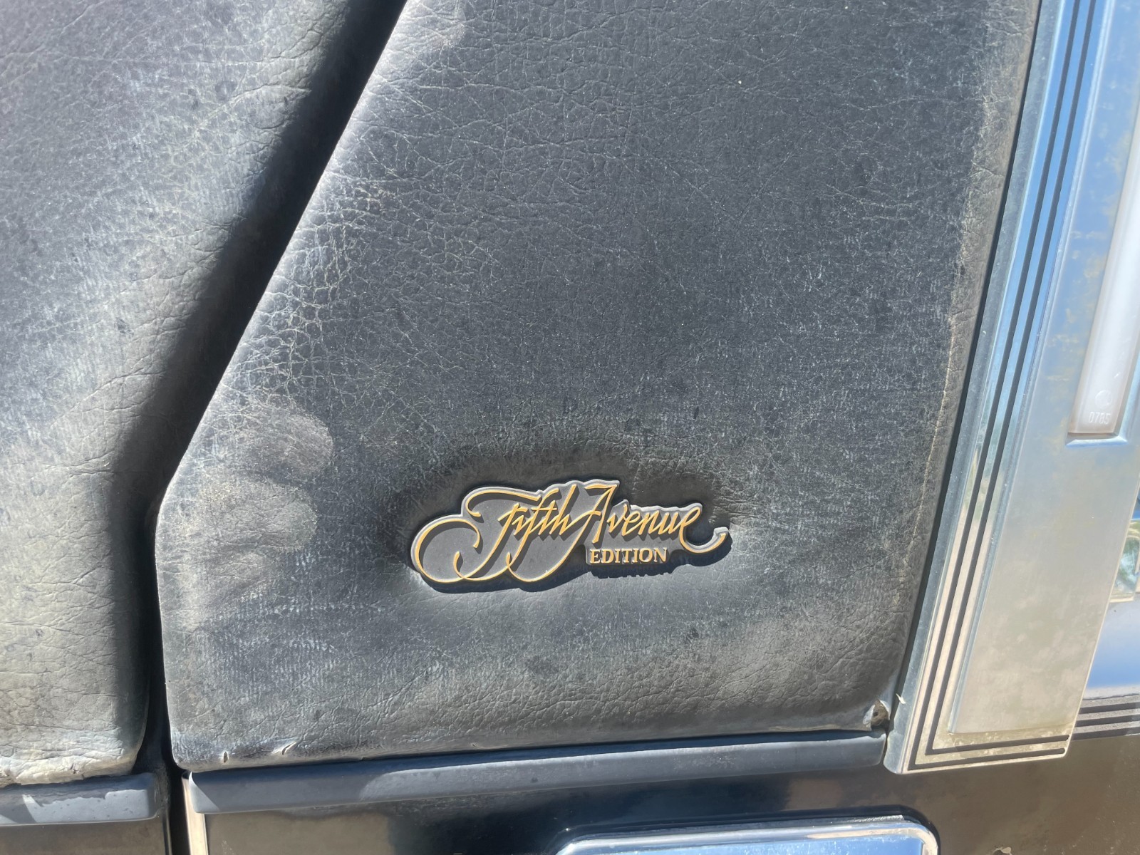 Chrysler-Fifth-Avenue-1986-Sedan-12