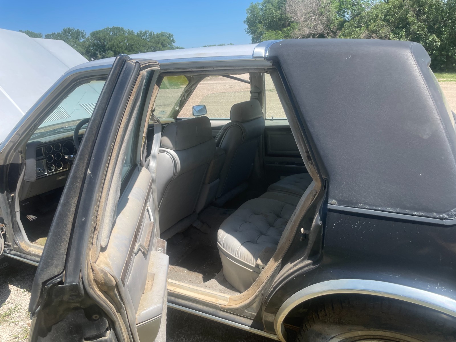 Chrysler-Fifth-Avenue-1986-Sedan-3