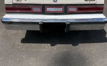 Chrysler-Fifth-avenue-1983-White