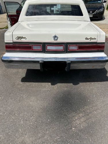 Chrysler-Fifth-avenue-1983-White