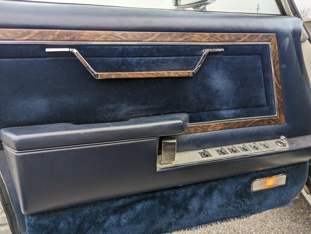 Chrysler-New-Yorker-1983-16
