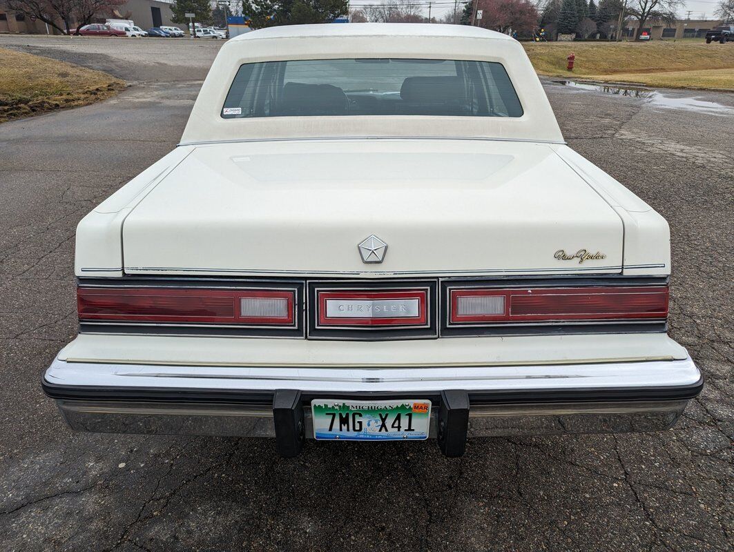 Chrysler-New-Yorker-1983-5