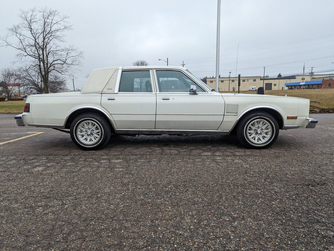 Chrysler-New-Yorker-1983-7