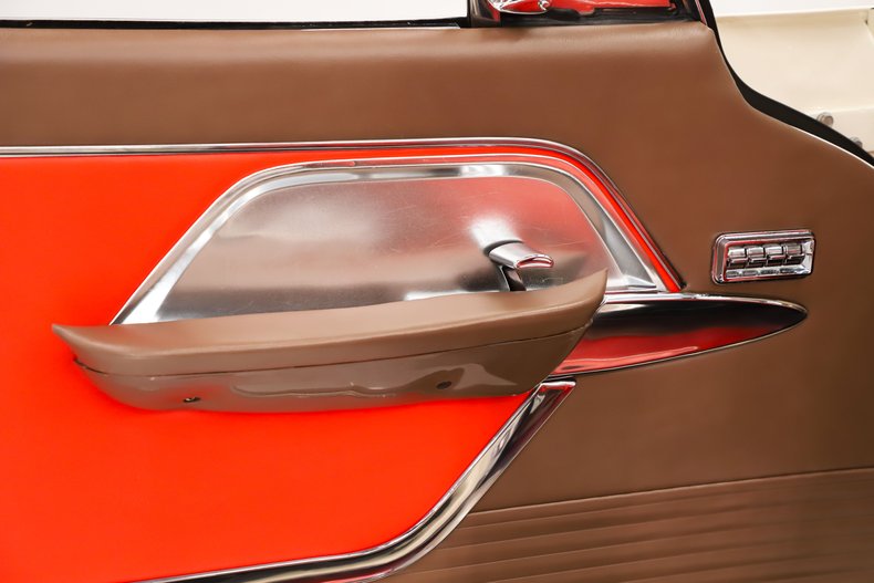 Chrysler-New-yorker-1957-Cloud-White-Ghaugin-Red-19