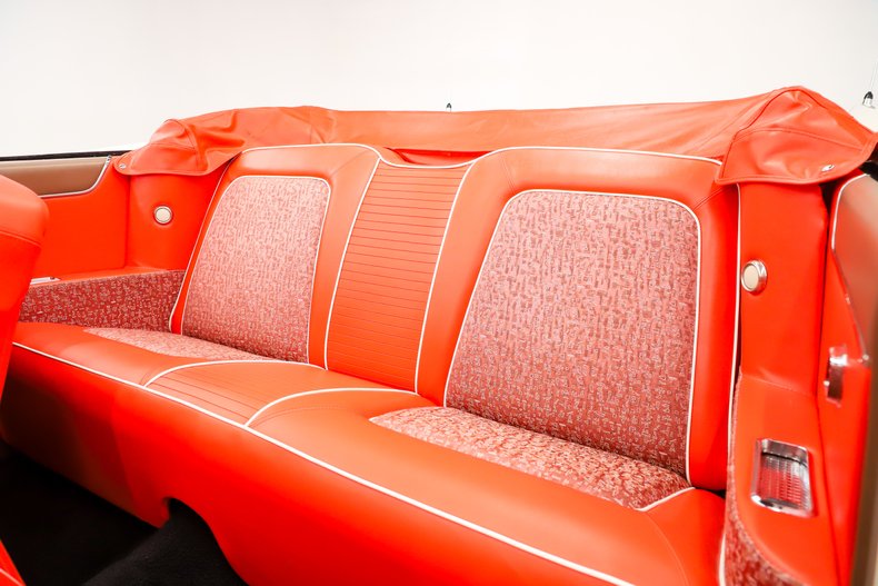 Chrysler-New-yorker-1957-Cloud-White-Ghaugin-Red-23